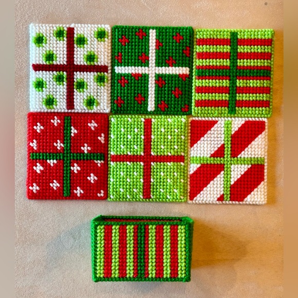 New Handmade Christmas Yarn & Needlepoint set of 6 Coasters in Holder. Vintage - Picture 1 of 13